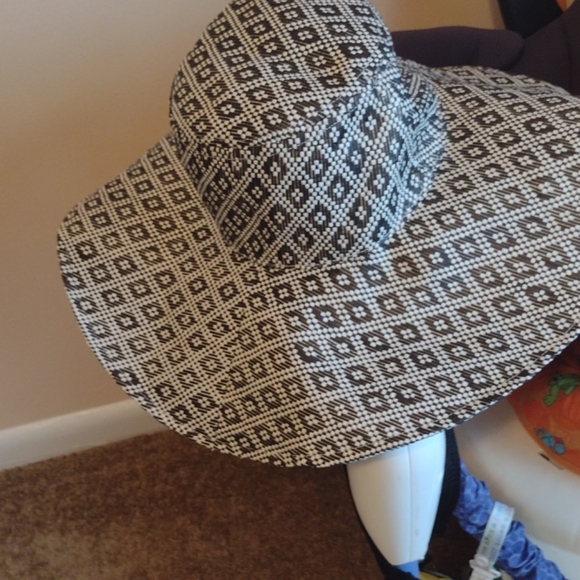 Beach hat - Picture 2 of 3